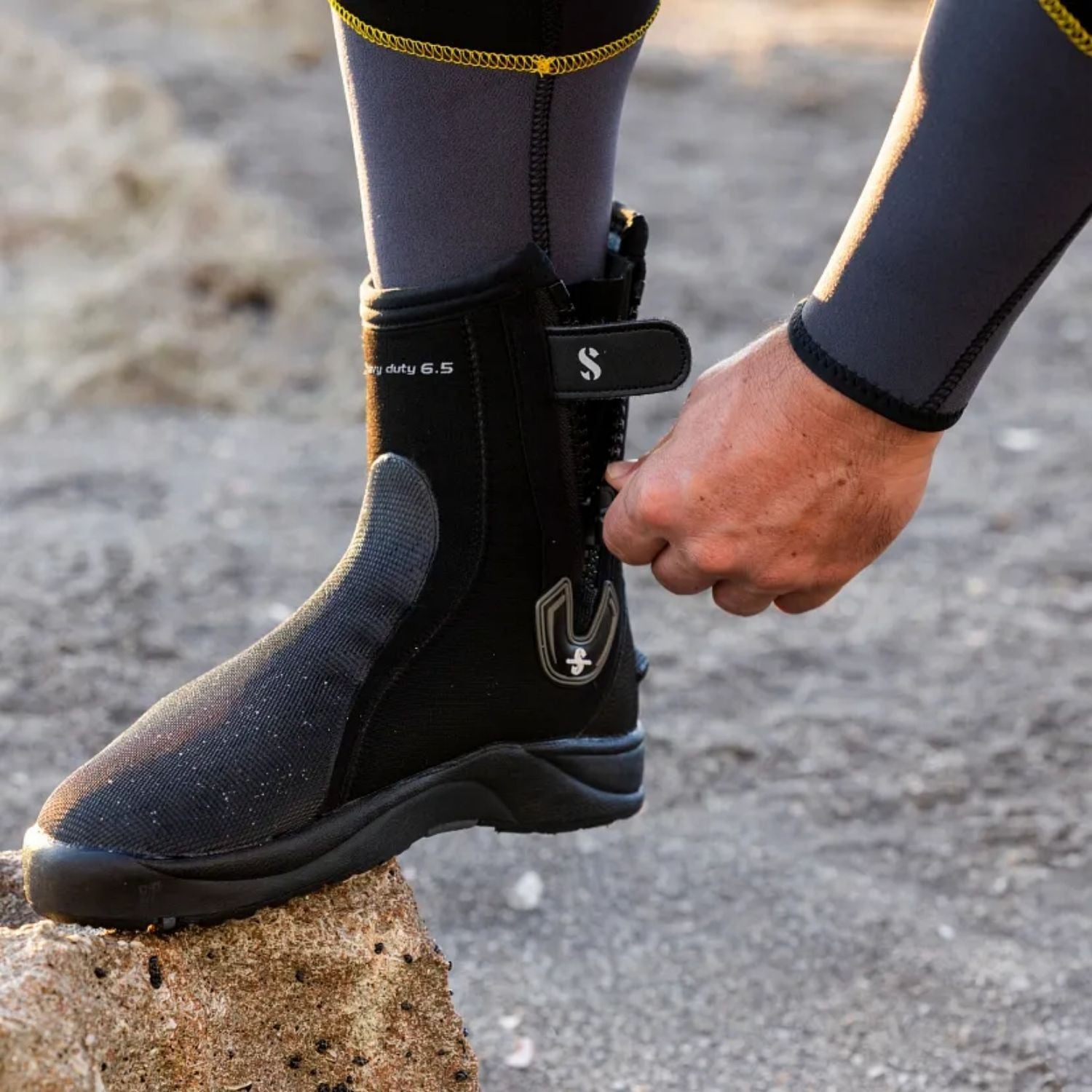 Heavy-DutyDiveBoot6.5mm_Black_57.055.100SCUBAPRO_2.jpg